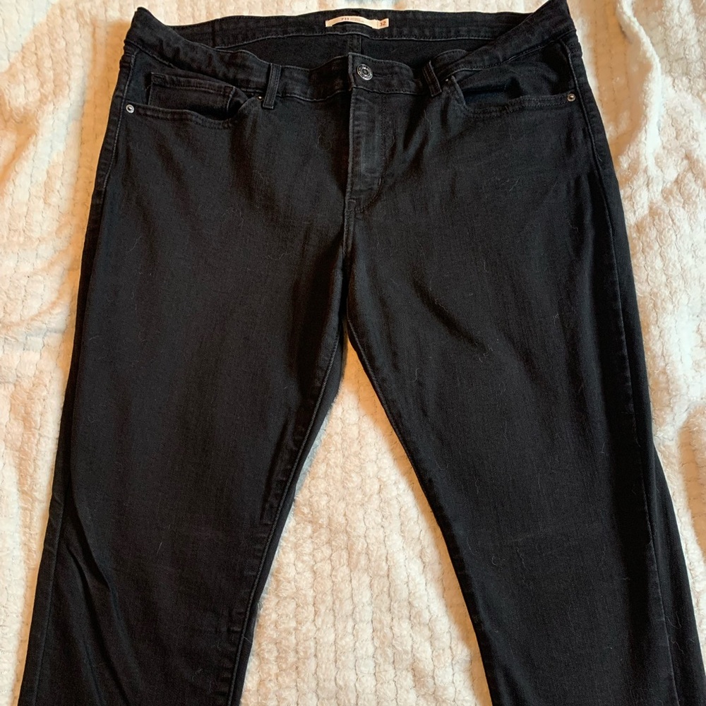 Women's midrise Levi's skinny jeans, barely worn. Size 32.